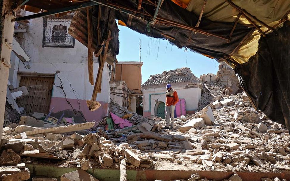 Erdbeben Marokko: Ein Mann schaut auf die Überreste einer zerstörten Stadt