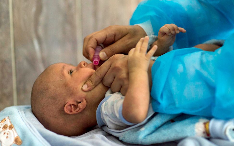 Palästina Spenden: Ein Baby in Ramallah im Westjordanland wird geimpft. 