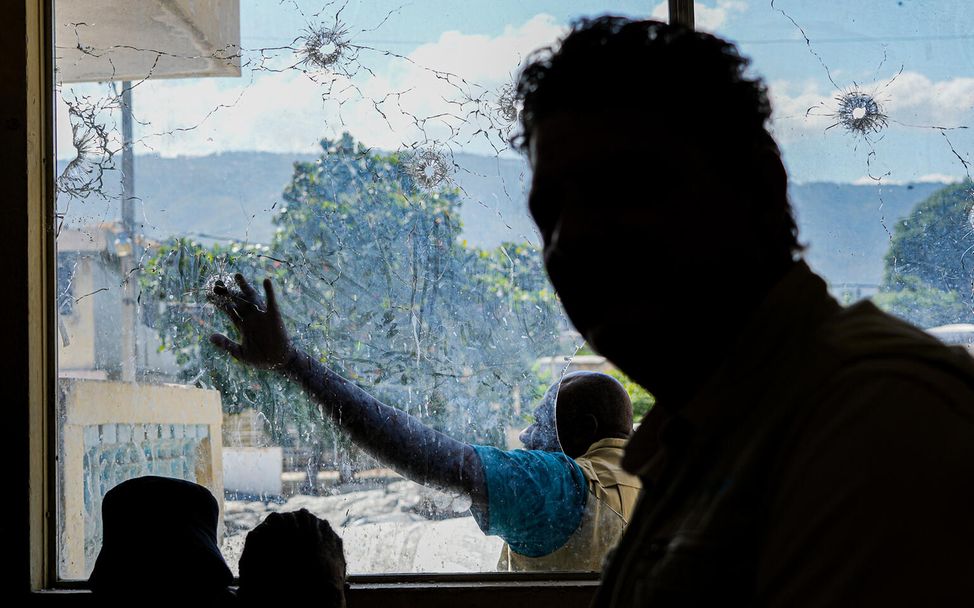 Kriminalität in Haiti: Eine Fensterscheibe mit Einschusslöchern.