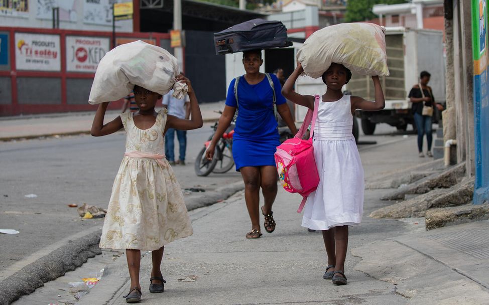 Kriminalität in Haiti: Kinder fliehen mit dem Nötigsten.
