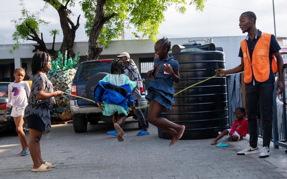 Kriminalität in Haiti: Kinder springen Seil.