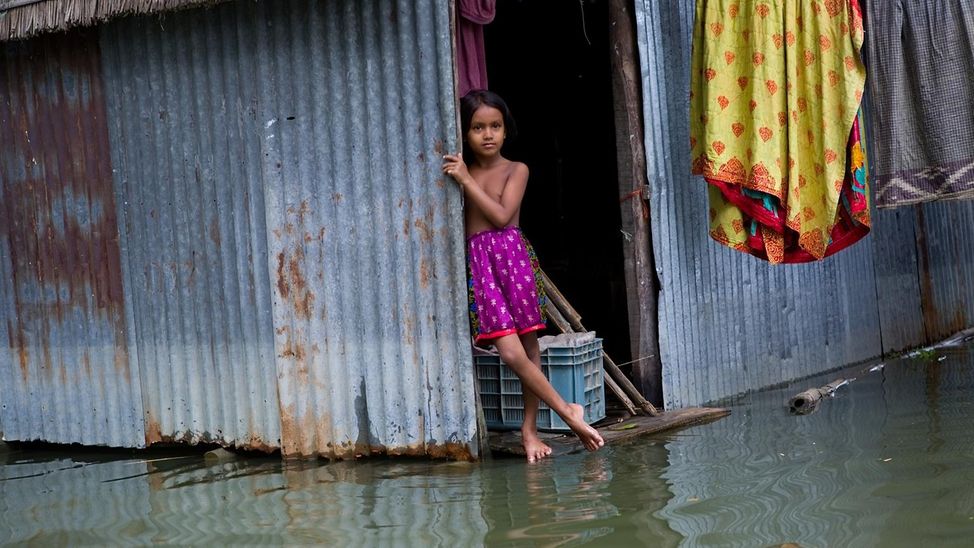 Bangladesch 2020: Die kleine Asma wartet ungeduldig darauf, dass das Flutwasser endlich zurück geht und Normalität einkehrt. 