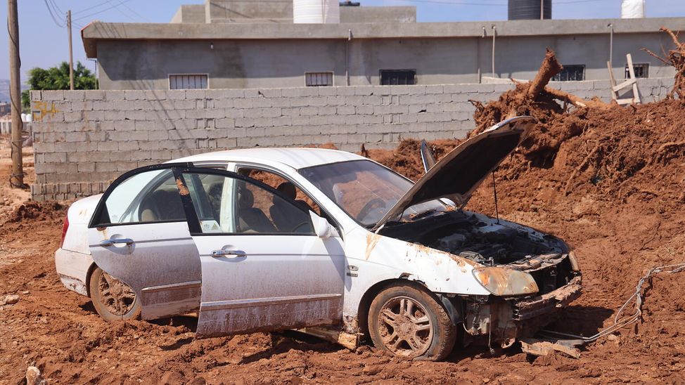 Libyen 2023: Regen, Flut und Sturm sind so stark, dass ganze Autos weggeschwemmt werden. 