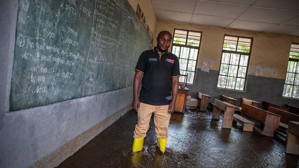 Demokratische Republik Kongo 2020: Ein Lehrer steht in einem überfluteten Klassenzimmer. 