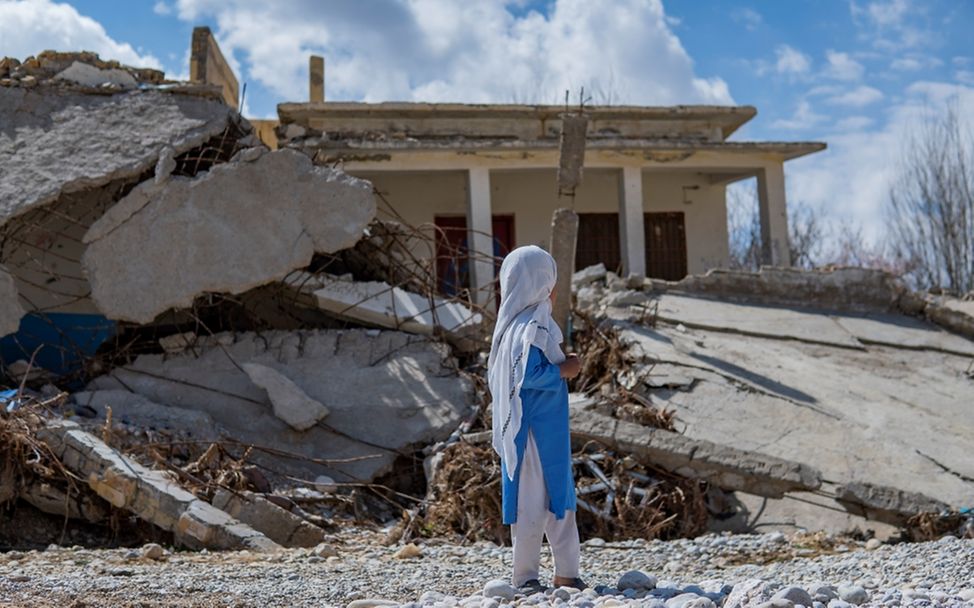 Pakistan 2023: Maryam blickt auf ihre ehemalige Schule in Belutschistan. Überschwemmungen haben das Gebäude zerstört.