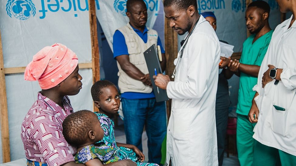 Im Afya Sake Cholera-Behandlungszentrum ist Visite: Dr. Ndoole Mutebwa Fabrice schaut nach seinen Patienten.