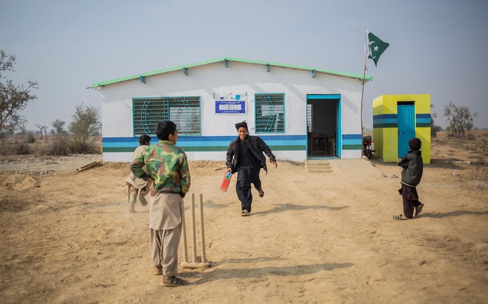 Pakistan 2024: Kinder spielen vor der neu eröffneten Schule in der Provinz Belutschistan. 