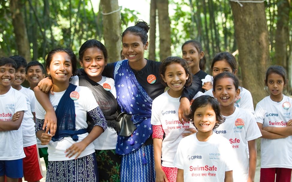 Bangladesch 2023: Schwimmtrainerin Mim mit ihren Schüler*innen