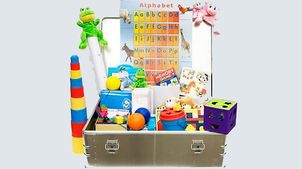 Kiste mit Spiel- und Lernmaterialien für eine Bildungseinrichtung 