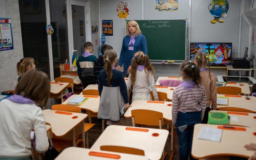 Kinder im Ukraine-Krieg: Eine Schulklasse ist in einem unterirdischen Klassenzimmer vor den Luftangriffen geschützt