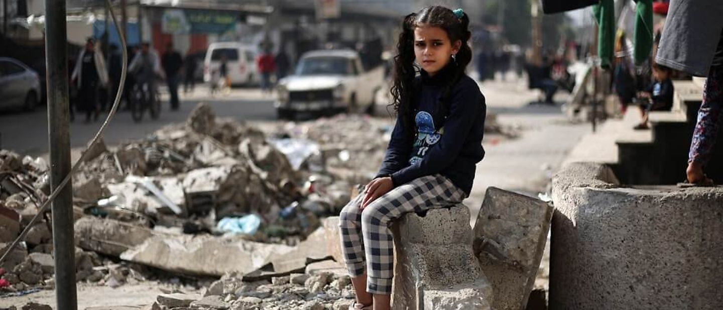 Kinder im Krieg: Ein Mädchen in Gaza sitzt auf den Trümmern ihres Zuhauses 