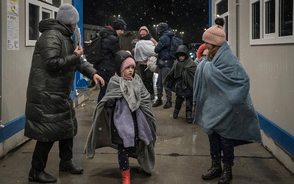 Kinder im Krieg: Eine Familie ist auf der Flucht aus der Ukraine. 