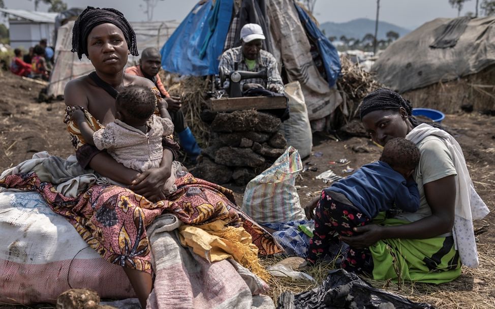 Weltflüchtlingstag: Eine Mutter von 7 Kindern, sitzt vor ihrer Lagerunterkunft in Bulengo im Osten der DR Kongo.