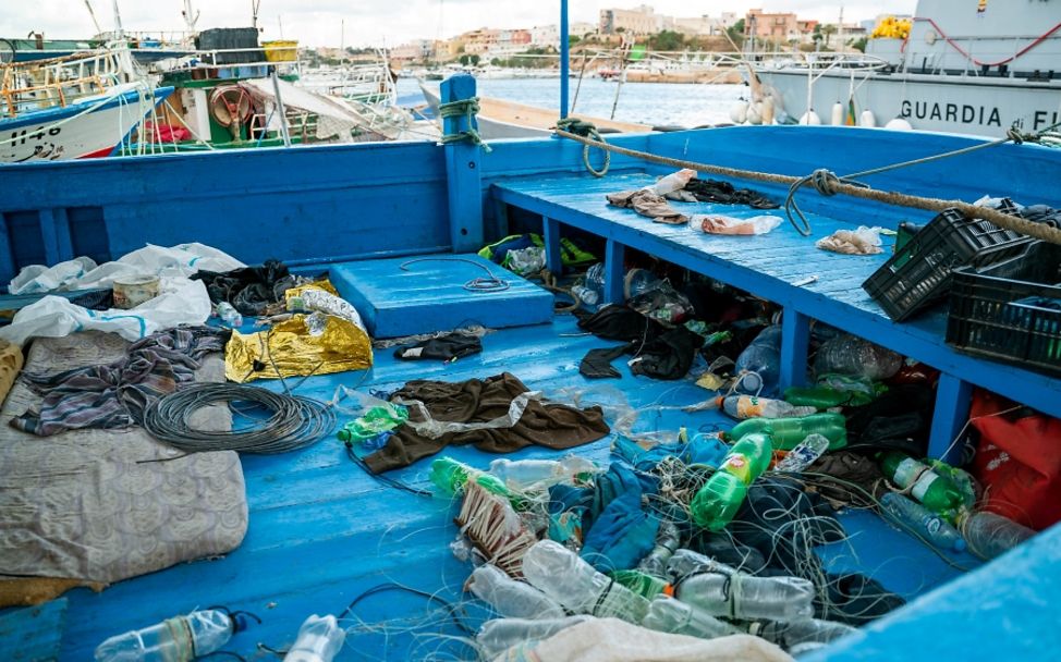 Weltflüchtlingstag: Lampedusa: Zurückgelassene Gegenstände an Bord eines Bootes, das Migranten über das Mittelmeer brachte