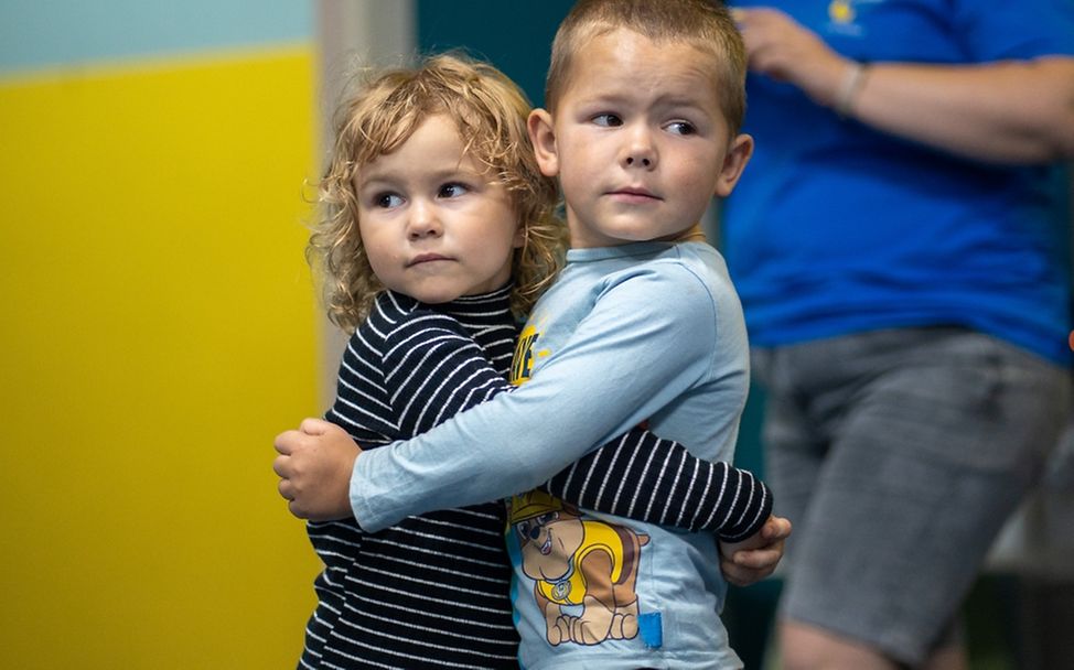 Weltflüchtlingstag: Ein Junge und ein Mädchen umarmen sich im UNICEF Spilno Child Spot in Chuhuiv.