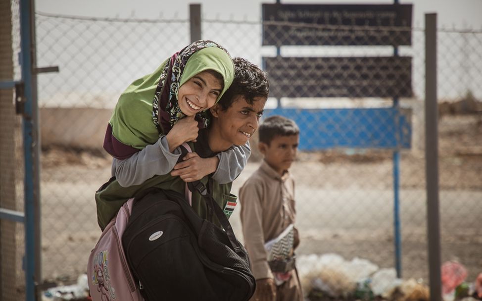 Weltflüchtlingstag: Jemen: Al-Bara'a, der seine Schwester trägt, um sie von der Schule nach Hause zu bringen.
