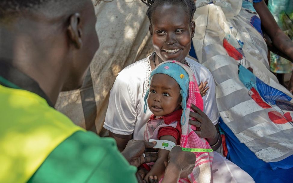 Südsudan Hungerkrise: Ein Gesundheitshelfer misst den Oberarmumfang eines Babys