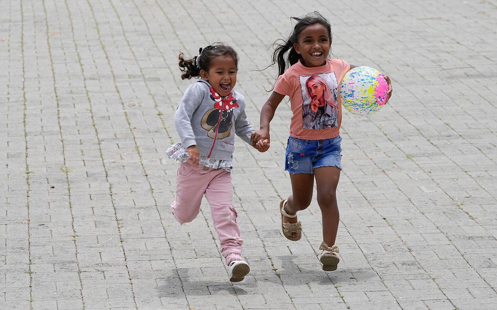 Venezuela: Kinder rennen auf einem Straßenfest.