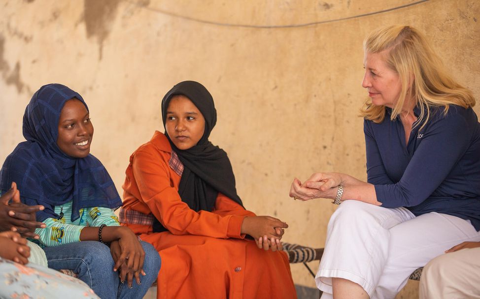 UNICEF-Exekutivdirektorin Catherine Russell im Gespräch mit Jugendlichen