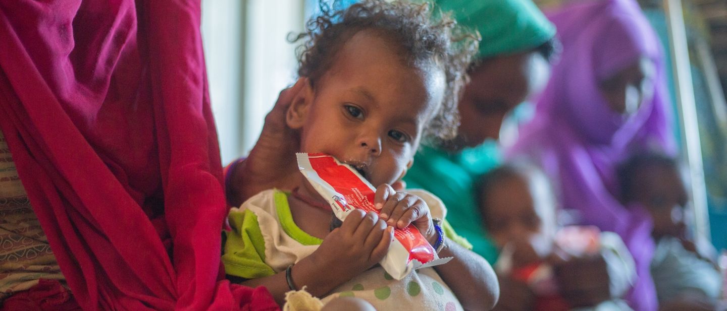 Die einjährige Amna isst therapeutische Nahrung in der Gesundheitseinrichtung Al-Arab im Sudan