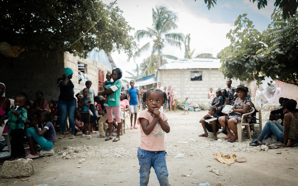 Haiti: Ein Mädchen steht in einem Vertriebenenlager.
