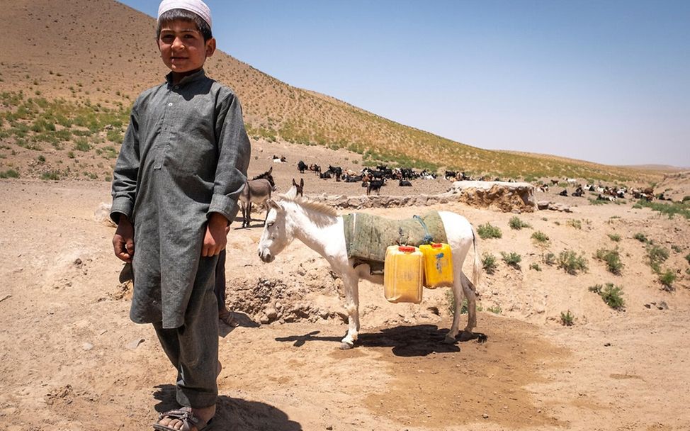 Dürre Kinder: In Afghanistan macht sich ein kleiner Junge auf den Weg zum Wasserholen.