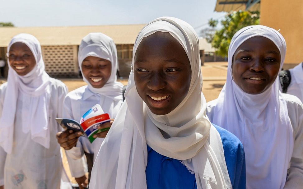 FGM-Verbot in Gambia: Mädchen sprechen in der Schule über Kinderehe und FGM