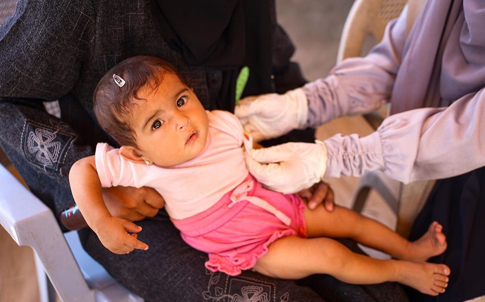 Drohende Hungersnot in Gaza: Kind wird auf Mangelernährung untersucht.