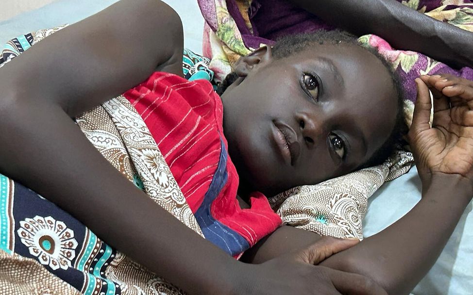 Sudan: Verletztes Mädchen in einem von UNICEF unterstützten Krankenhaus in Khartum.